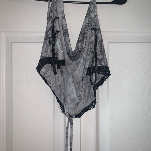 Forever 21 Bandana Style Open Back Crop Top - Picture 3 of 5